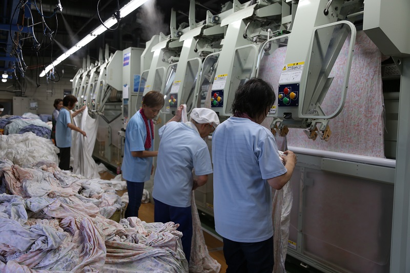 2010年に稼働を開始した松川工場は医療関連サービスマークを取得し、病院基準寝具を中心とした生産工場となる。２つの工場を統合した入間工場は生産力を拡大し、関東エリアのさらなる顧客獲得へと繋がった。
