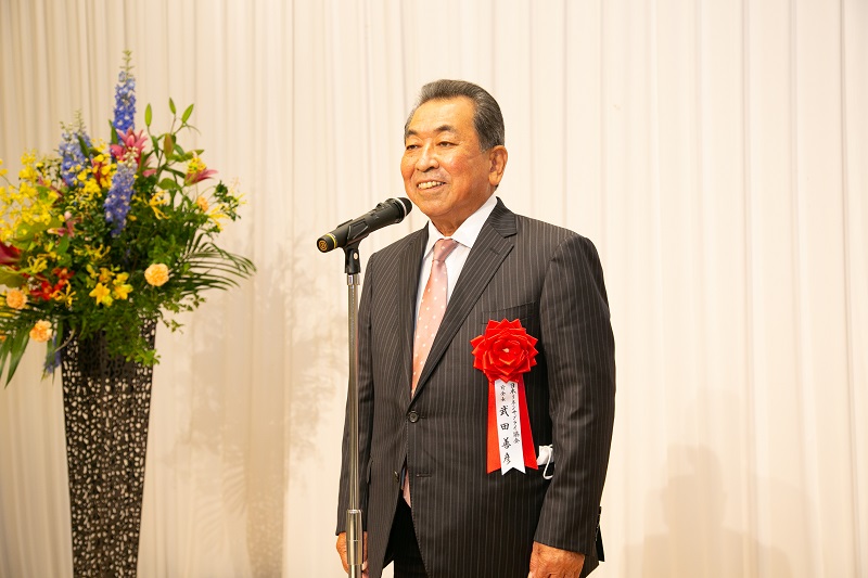 「日本リネンサプライ協会」第11代会長に就任した3代目武田善彦は、自社の枠を飛び越えて、業界の成長のため尽力する。