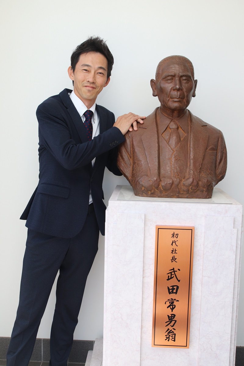 創業100周年を迎える2023年、3代目武田善彦が会長に就任し、4代目武田揚介が社長に就任。新たな100年に向けて、巴屋はロゴマーク・経営理念を更改し、「SHINKA」を続けていく。